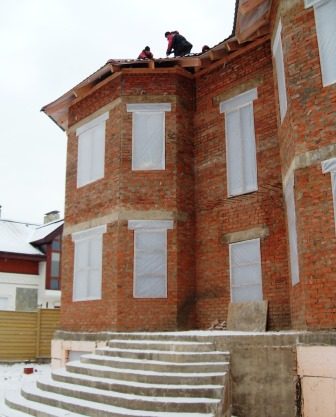 Кирпичный дом на этапе монтажа кровли